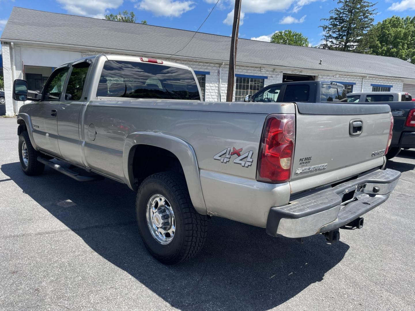 2002 Chevrolet Silverado 2500HD Ext. Cab Long Bed 4WD (1GCHK29U72E) with an 6.0L V8 OHV 16V engine, located at 101 N. Main Street, Muncy, PA, 17756, (570) 546-5462, 41.207691, -76.785942 - Photo#3