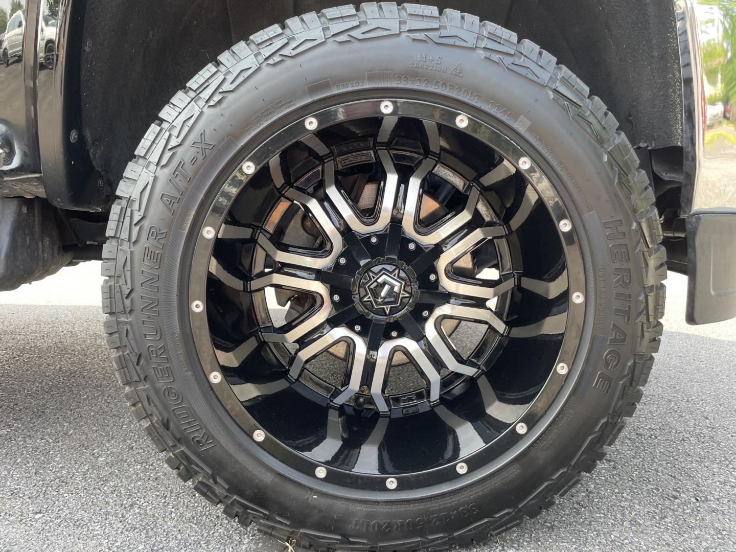 2018 GMC Sierra 2500HD SLE Crew Cab 4WD (1GT12SEY5JF) with an 6.6L V8 OHV 16 DIESEL engine, 6A transmission, located at 101 N. Main Street, Muncy, PA, 17756, (570) 546-5462, 41.207691, -76.785942- Photo#7
