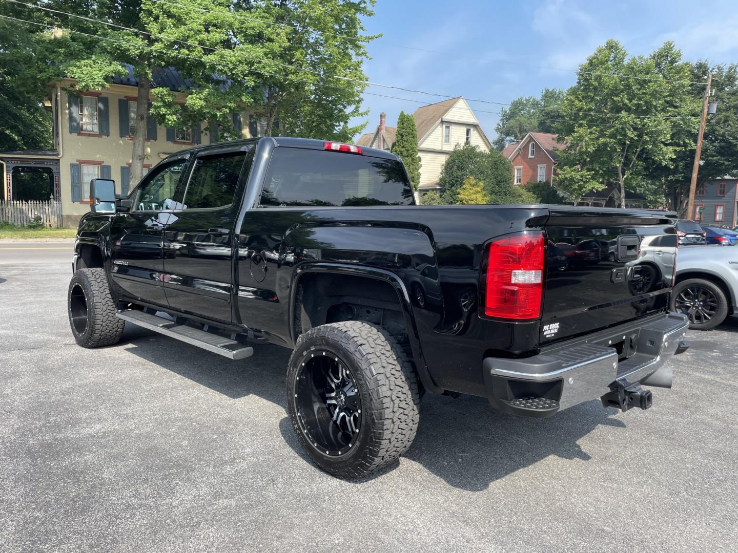 2018 GMC Sierra 2500HD SLE Crew Cab 4WD (1GT12SEY5JF) with an 6.6L V8 OHV 16 DIESEL engine, 6A transmission, located at 101 N. Main Street, Muncy, PA, 17756, (570) 546-5462, 41.207691, -76.785942- Photo#3
