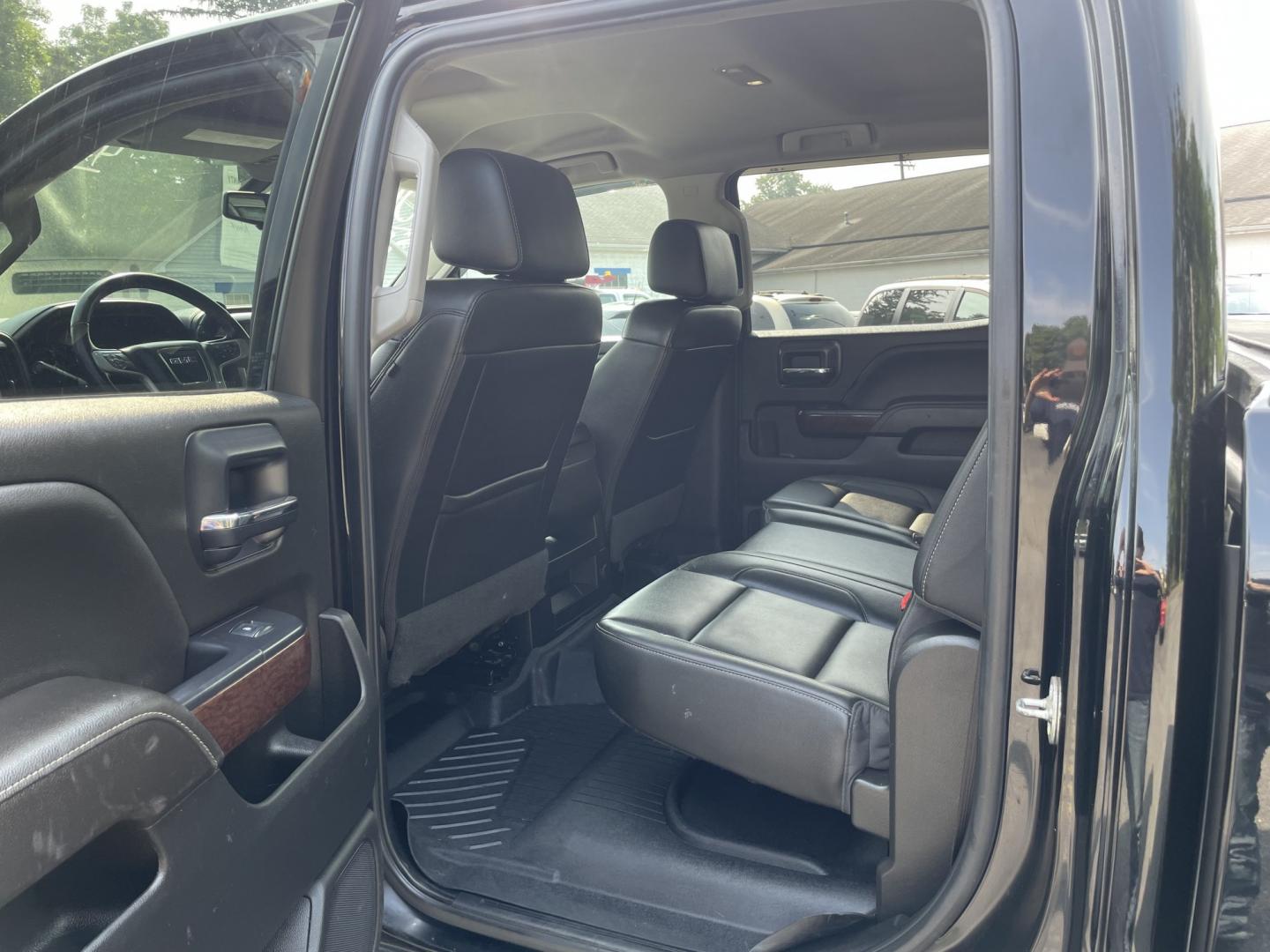 2018 GMC Sierra 2500HD SLE Crew Cab 4WD (1GT12SEY5JF) with an 6.6L V8 OHV 16 DIESEL engine, 6A transmission, located at 101 N. Main Street, Muncy, PA, 17756, (570) 546-5462, 41.207691, -76.785942- Photo#10