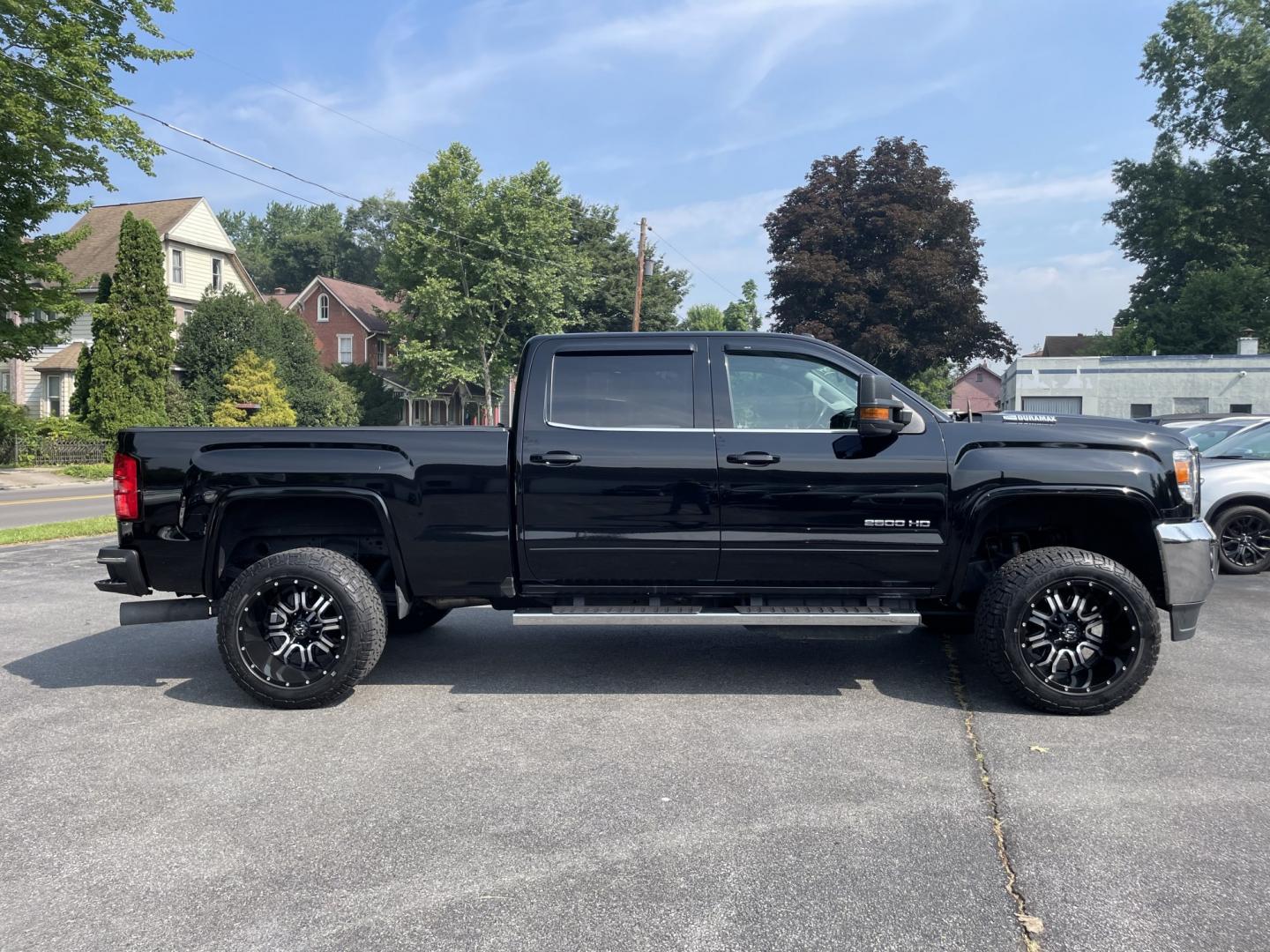 2018 GMC Sierra 2500HD SLE Crew Cab 4WD (1GT12SEY5JF) with an 6.6L V8 OHV 16 DIESEL engine, 6A transmission, located at 101 N. Main Street, Muncy, PA, 17756, (570) 546-5462, 41.207691, -76.785942- Photo#6