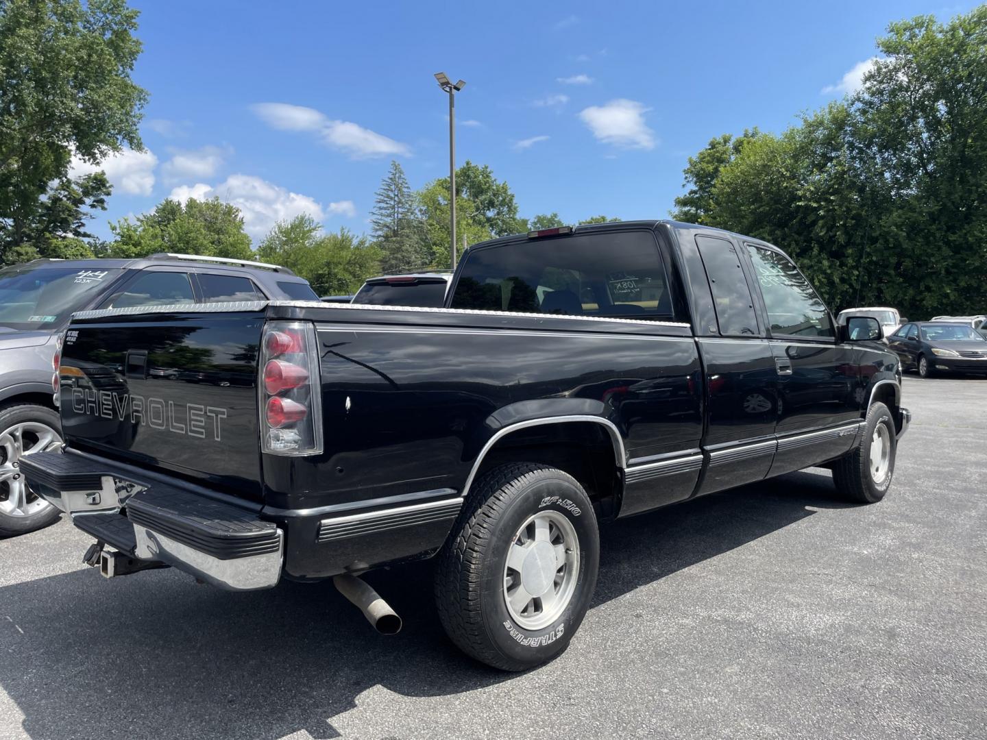 1998 Chevrolet C/K 1500 Ext. Cab 6.5-ft. Bed 2WD (1GCEC19M0WE) with an 5.0L V8 VIH 16V engine, located at 101 N. Main Street, Muncy, PA, 17756, (570) 546-5462, 41.207691, -76.785942- Photo#1
