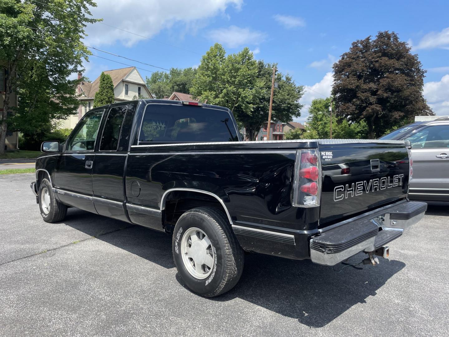 1998 Chevrolet C/K 1500 Ext. Cab 6.5-ft. Bed 2WD (1GCEC19M0WE) with an 5.0L V8 VIH 16V engine, located at 101 N. Main Street, Muncy, PA, 17756, (570) 546-5462, 41.207691, -76.785942- Photo#3