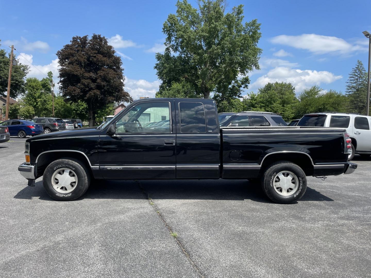 1998 Chevrolet C/K 1500 Ext. Cab 6.5-ft. Bed 2WD (1GCEC19M0WE) with an 5.0L V8 VIH 16V engine, located at 101 N. Main Street, Muncy, PA, 17756, (570) 546-5462, 41.207691, -76.785942- Photo#5