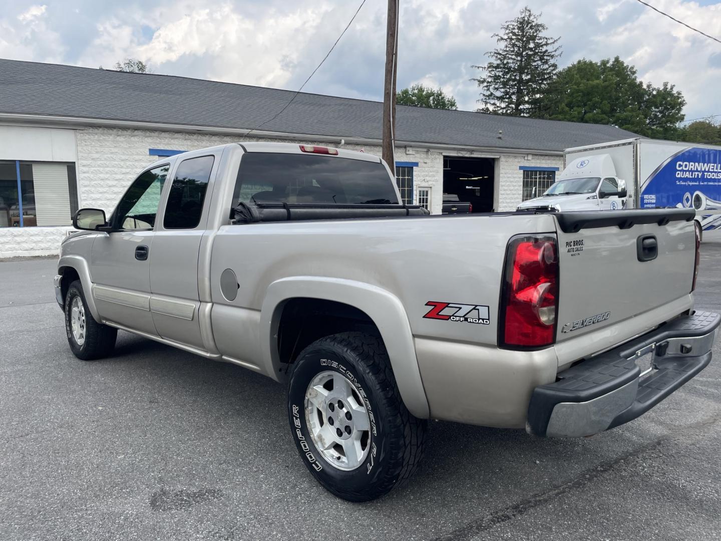 2006 Chevrolet Silverado 1500 LS Ext. Cab 4WD (1GCEK19B76Z) with an 5.3L V8 OHV 16V engine, 4A OD transmission, located at 101 N. Main Street, Muncy, PA, 17756, (570) 546-5462, 41.207691, -76.785942- Photo#3