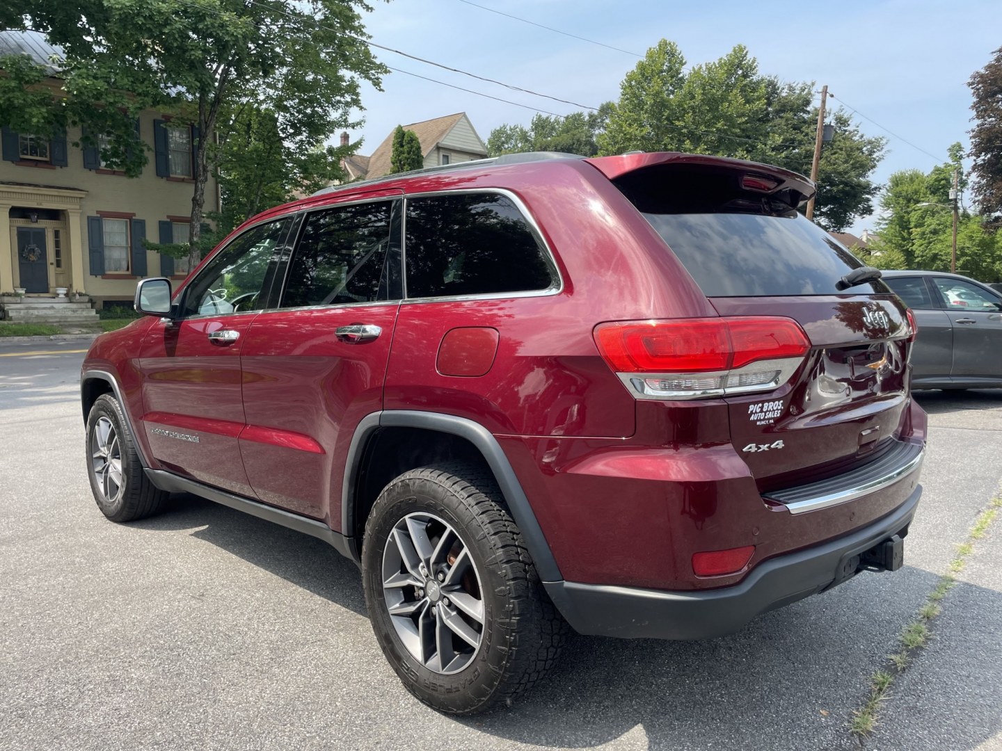 2017 Jeep Grand Cherokee Limited 4WD (1C4RJFBG9HC) with an 3.6L V6 DOHC 24V engine, 8A transmission, located at 101 N. Main Street, Muncy, PA, 17756, (570) 546-5462, 41.207691, -76.785942- Photo#2