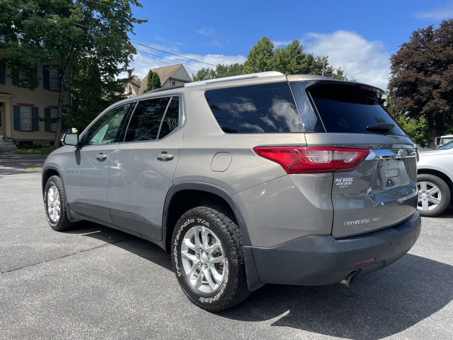 2018 Chevrolet Traverse LT Cloth AWD (1GNEVGKWXJJ) with an 3.6L V6 DOHC 24V engine, 9A transmission, located at 101 N. Main Street, Muncy, PA, 17756, (570) 546-5462, 41.207691, -76.785942- Photo#2