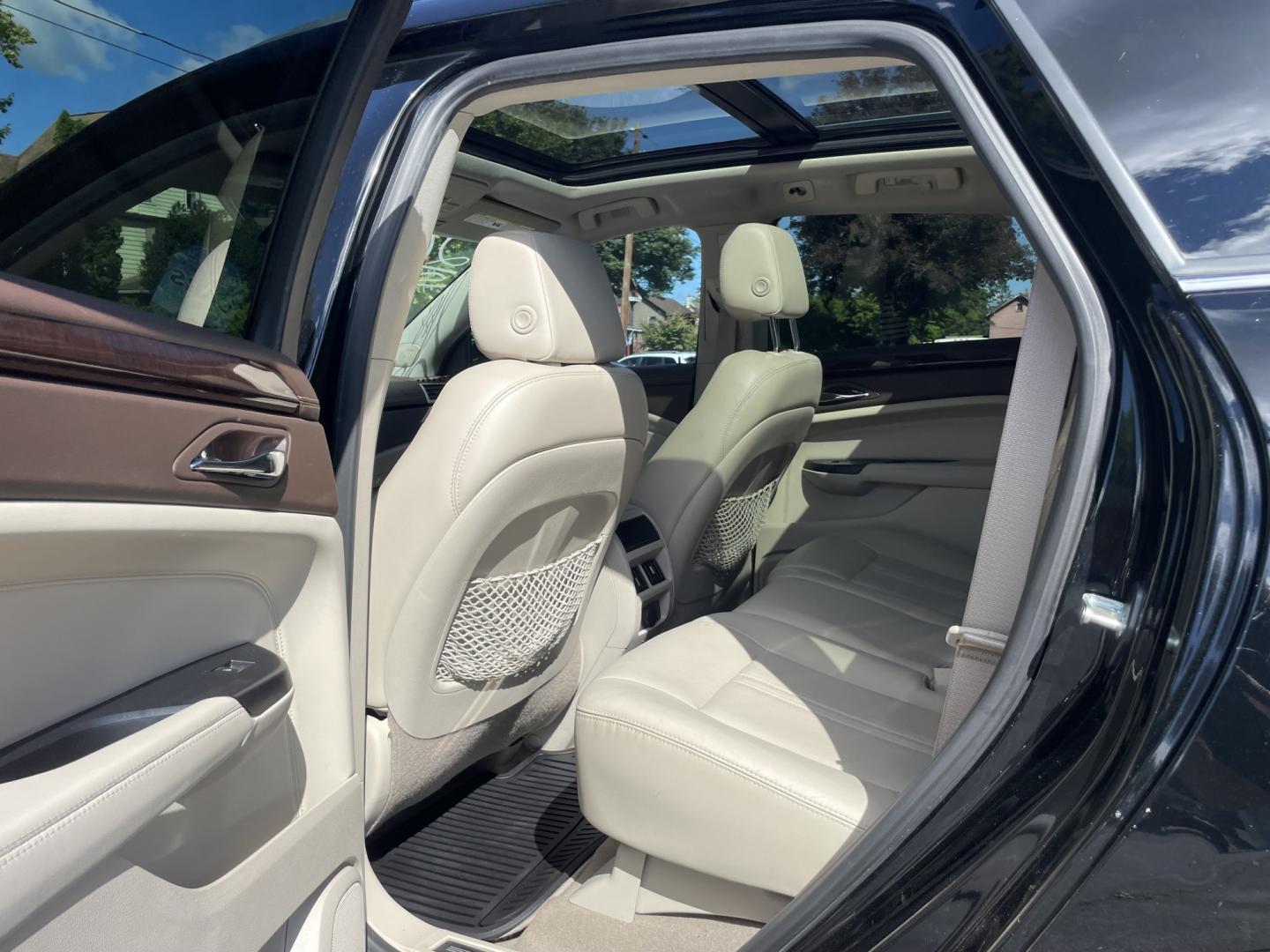2016 Cadillac SRX Luxury Collection FWD (3GYFNBE38GS) with an 3.6L V6 DOHC 24V FFV engine, 6A transmission, located at 101 N. Main Street, Muncy, PA, 17756, (570) 546-5462, 41.207691, -76.785942- Photo#6