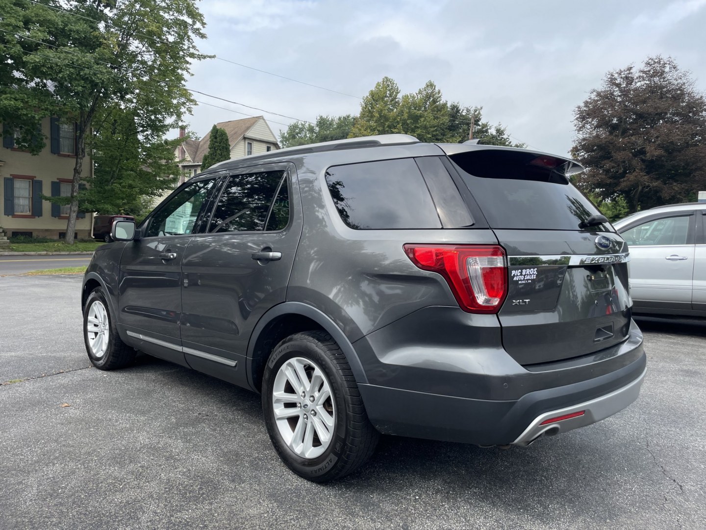 2016 Ford Explorer XLT FWD (1FM5K7D85GG) with an 3.5L V6 DOHC 24V engine, 6A transmission, located at 101 N. Main Street, Muncy, PA, 17756, (570) 546-5462, 41.207691, -76.785942- Photo#2