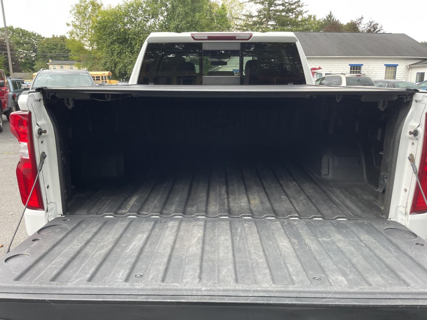 2021 White /black Chevrolet Silverado 1500 RST Crew Cab 4WD (1GCUYEET1MZ) with an 3.0L L6 DOHC 16V TURBO DIESEL engine, 6A transmission, located at 101 N. Main Street, Muncy, PA, 17756, (570) 546-5462, 41.207691, -76.785942- Photo#9