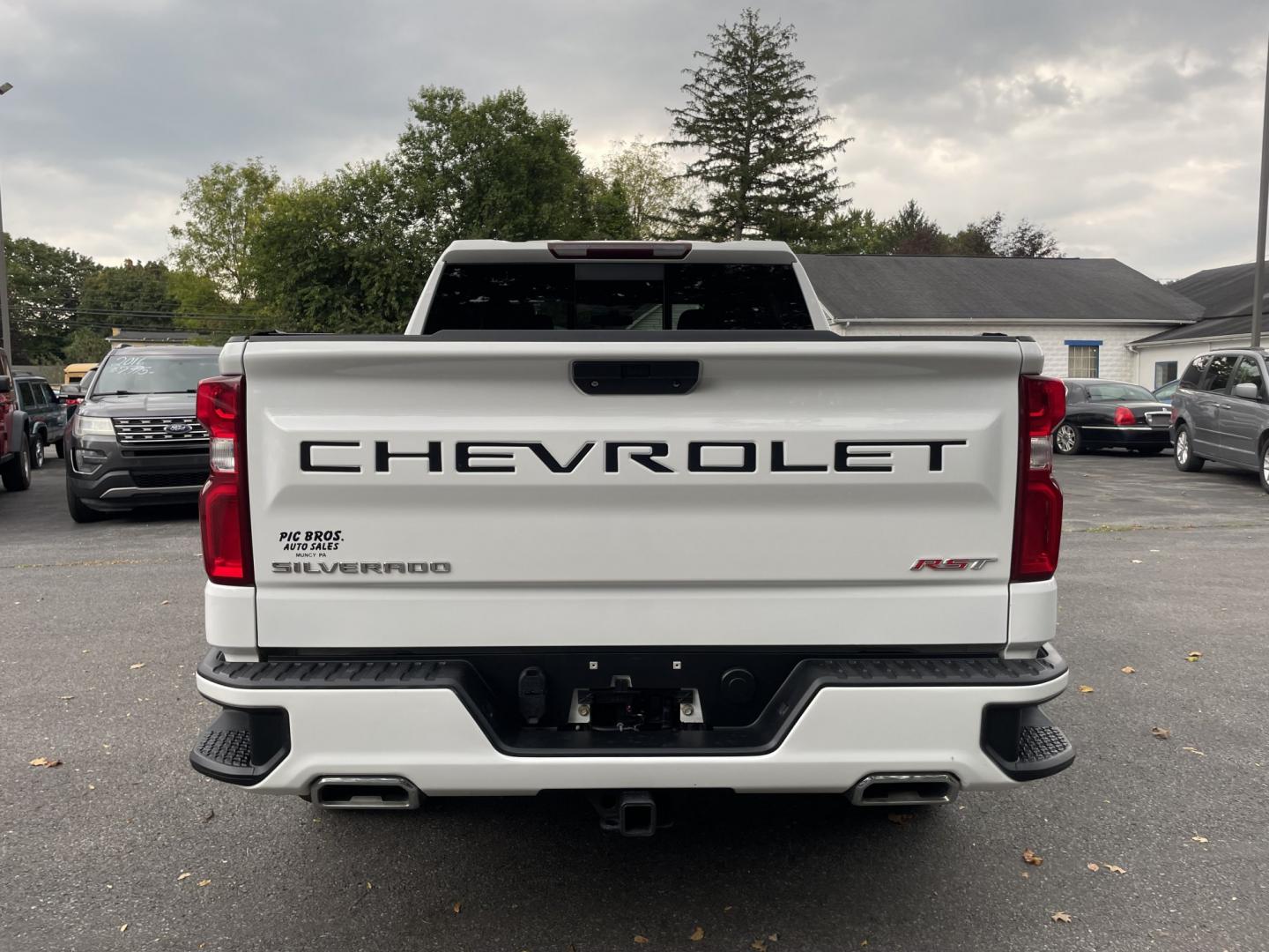 2021 White /black Chevrolet Silverado 1500 RST Crew Cab 4WD (1GCUYEET1MZ) with an 3.0L L6 DOHC 16V TURBO DIESEL engine, 6A transmission, located at 101 N. Main Street, Muncy, PA, 17756, (570) 546-5462, 41.207691, -76.785942- Photo#5