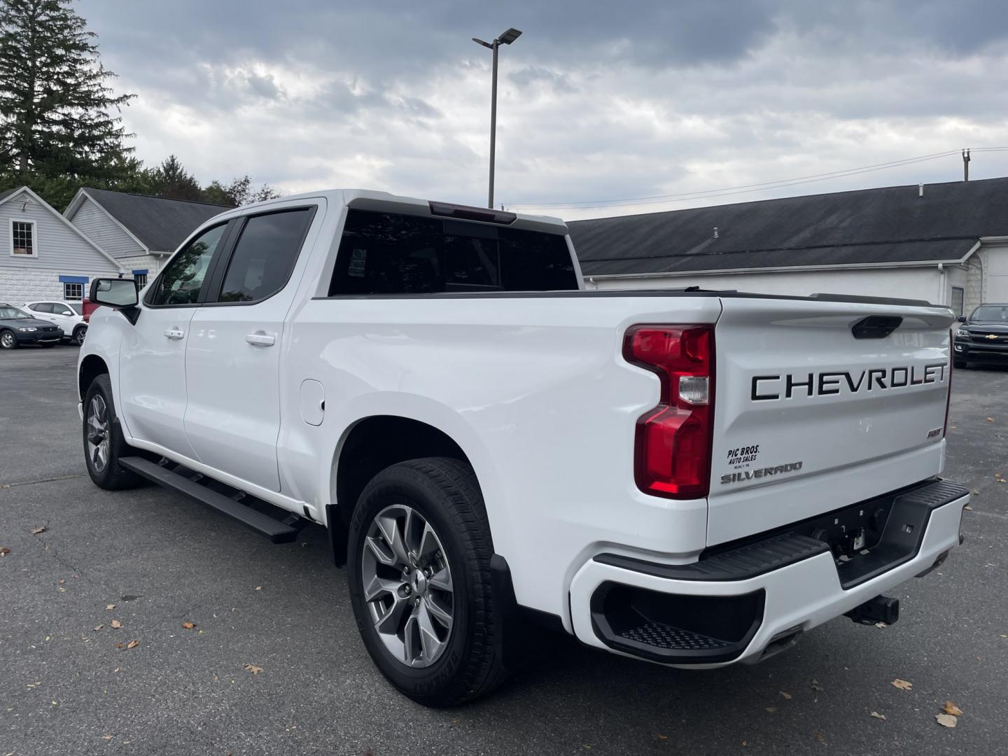 2021 White /black Chevrolet Silverado 1500 RST Crew Cab 4WD (1GCUYEET1MZ) with an 3.0L L6 DOHC 16V TURBO DIESEL engine, 6A transmission, located at 101 N. Main Street, Muncy, PA, 17756, (570) 546-5462, 41.207691, -76.785942- Photo#3