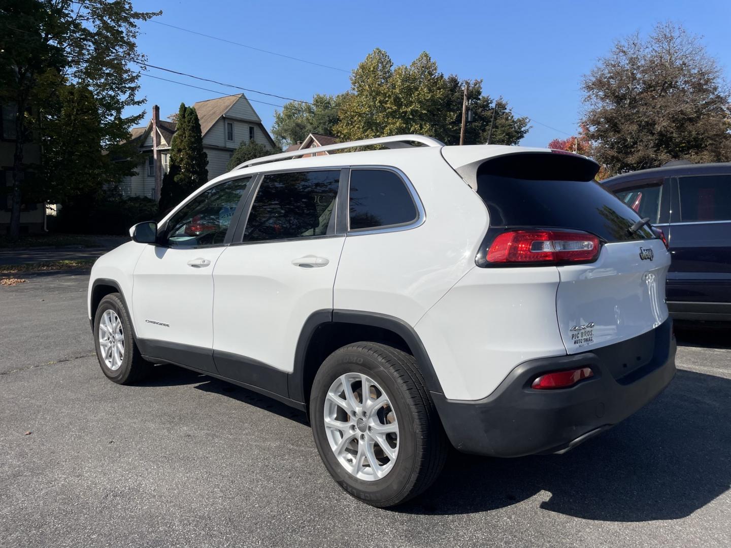 2016 Jeep Cherokee Latitude 4WD (1C4PJMCS2GW) with an 3.2L V6 DOHC 24V engine, 9A transmission, located at 101 N. Main Street, Muncy, PA, 17756, (570) 546-5462, 41.207691, -76.785942- Photo#3