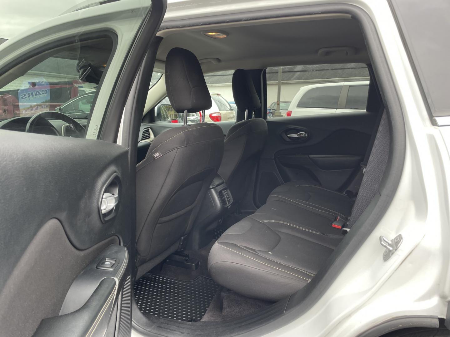 2016 Jeep Cherokee Latitude 4WD (1C4PJMCS2GW) with an 3.2L V6 DOHC 24V engine, 9A transmission, located at 101 N. Main Street, Muncy, PA, 17756, (570) 546-5462, 41.207691, -76.785942- Photo#5