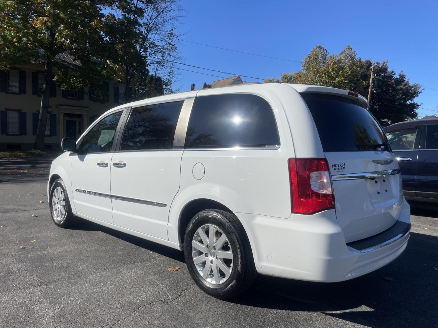 2016 Chrysler Town & Country Touring (2C4RC1BG3GR) with an 3.6L V6 DOHC 24V engine, 6A transmission, located at 101 N. Main Street, Muncy, PA, 17756, (570) 546-5462, 41.207691, -76.785942- Photo#3