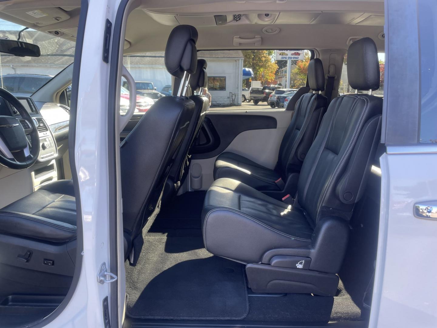 2016 Chrysler Town & Country Touring (2C4RC1BG3GR) with an 3.6L V6 DOHC 24V engine, 6A transmission, located at 101 N. Main Street, Muncy, PA, 17756, (570) 546-5462, 41.207691, -76.785942- Photo#6