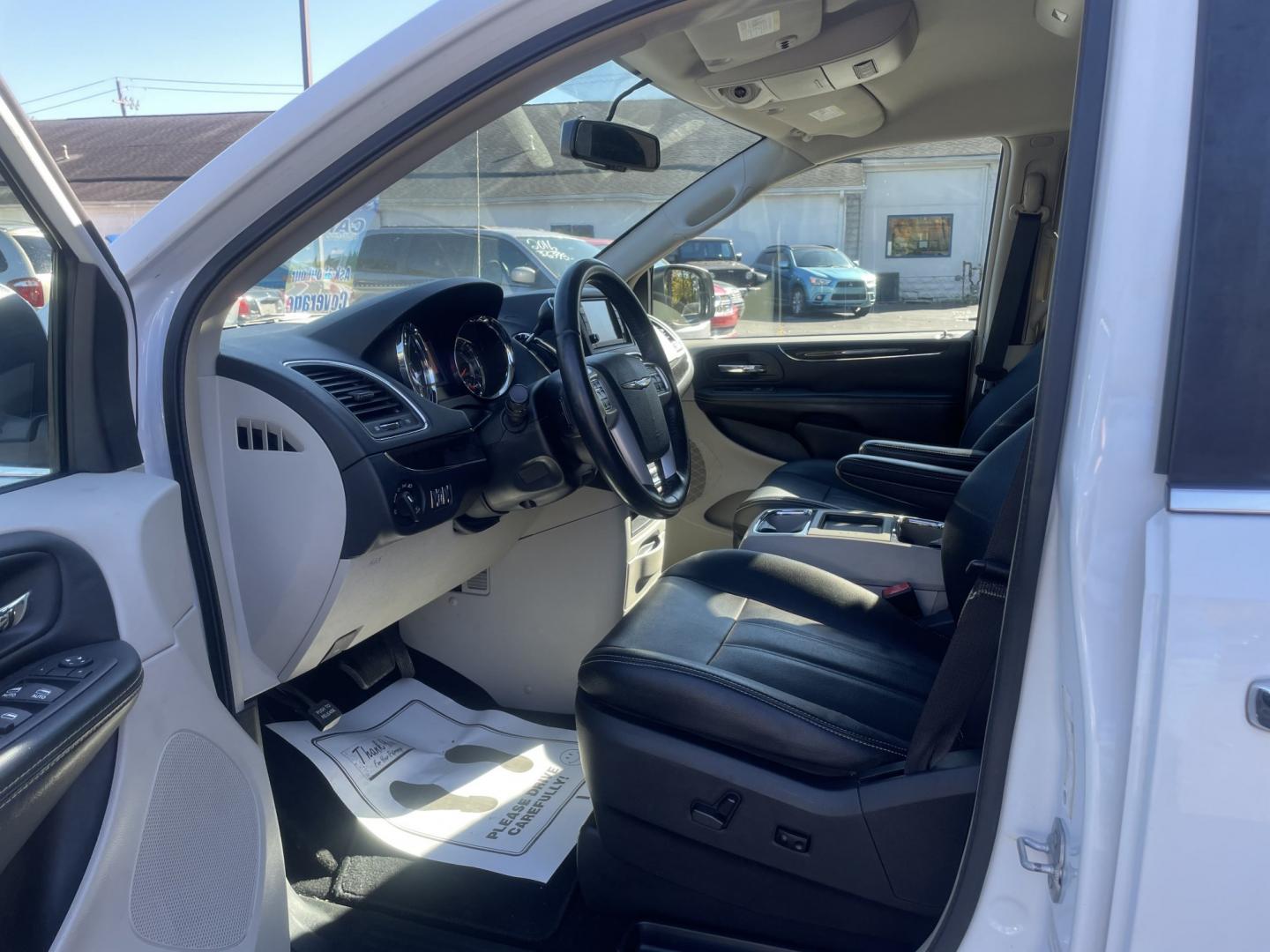 2016 Chrysler Town & Country Touring (2C4RC1BG3GR) with an 3.6L V6 DOHC 24V engine, 6A transmission, located at 101 N. Main Street, Muncy, PA, 17756, (570) 546-5462, 41.207691, -76.785942- Photo#5