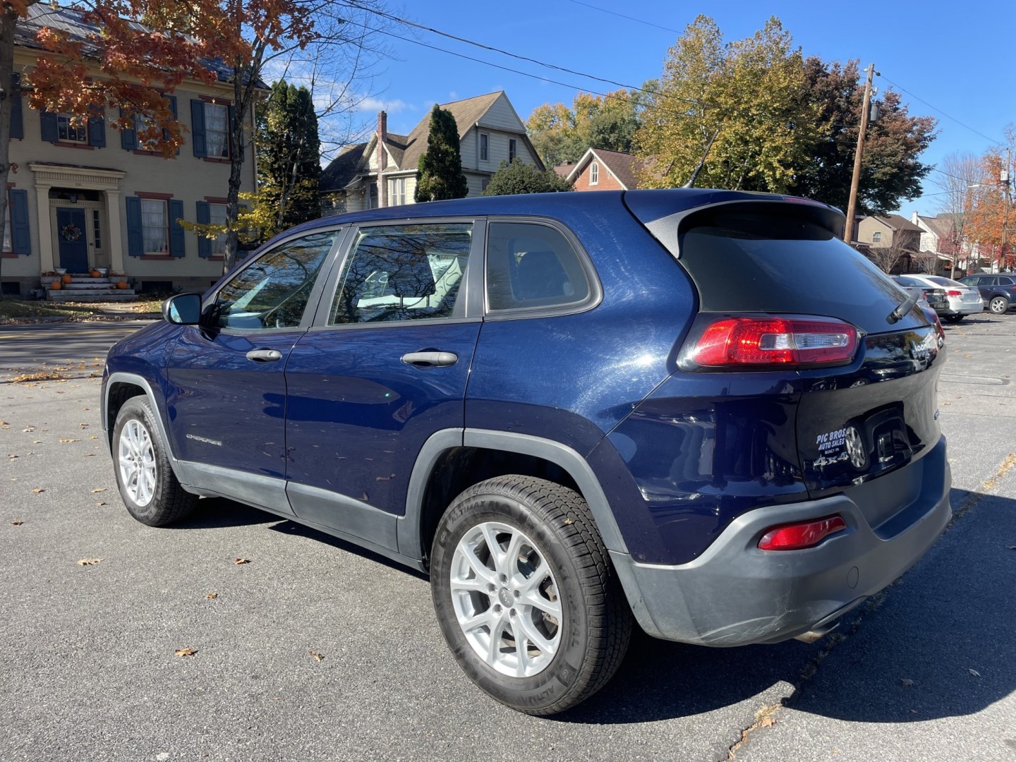 2014 Jeep Cherokee Sport 4WD (1C4PJMAB9EW) with an 2.4L L4 DOHC 16V engine, 9A transmission, located at 101 N. Main Street, Muncy, PA, 17756, (570) 546-5462, 41.207691, -76.785942- Photo#3